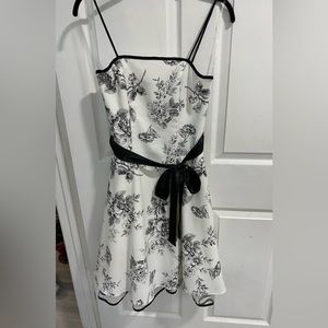 B. Smart Black White Floral Cocktail Dress. Size 10. Tulle lined. Fit & flare.